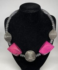 girocollo donna resina viola, acciaio brunito su tubolare cristalli e tulle nero