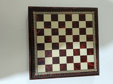 Grossa scacchiera in cuoio con scacchi in metallo e pedine per dama