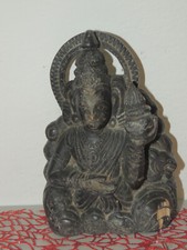 Antica statua indonesiana in legno intagliato