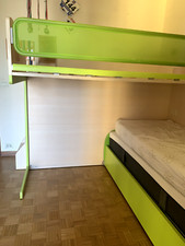 Cameretta Moretti Compact; struttura a castello con due letti, comodino, armadio