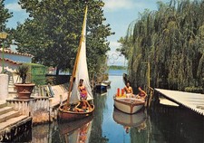 Cartolina Sabaudia Lilandà Bungalow lago e mare animata barca anni '80