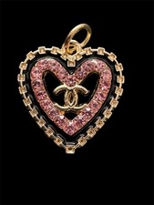 Charm Chanel con bottoni a