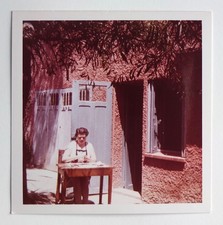 Femme cuisine épluche