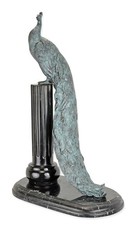 Una scultura in bronzo di un