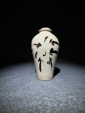 Vaso di prugne disegnato a