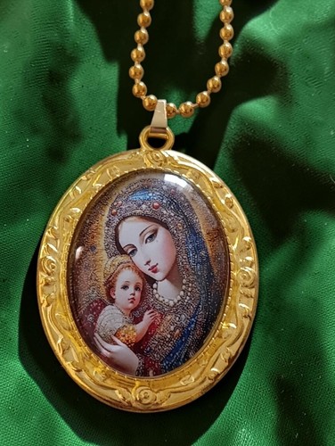 Collana con medaglione dorato