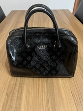 Borsa a mano con tracolla da donna, marca “GUESS”.