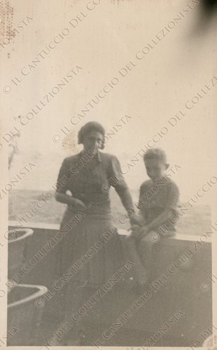 Signora con bambino seduto sul