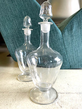 COPPIA BOTTIGLIE DECANTER LIQUORE VINTAGE VETRO SOFFIATO DECORO MOLATO TAPPI '50