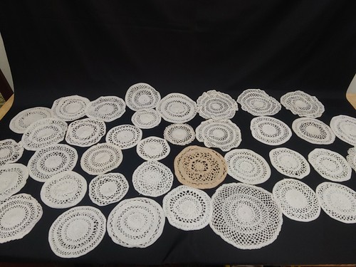 Set centrini ricamati a - 38,