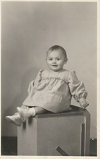 B2 - Foto Photo Fotografia Fotocartolina Anni 50 - Bambina su Cubo