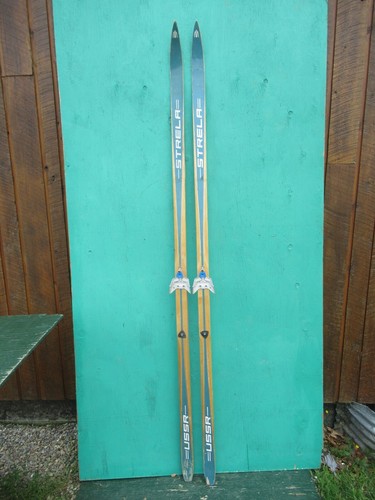 Bellissimi vecchi sci neve - bellissimi, da