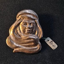Broche en bronze jeune femme