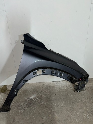 Lexus 300h ala lato - ala,