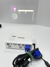 Proiettore LED portatile Infocus LightPro N1146 con spine e sacca da trasporto.  Bianco