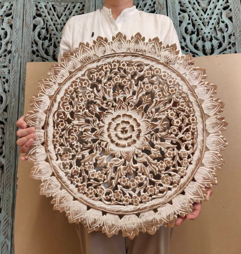 Mandala floreale intagliato - , a