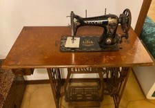 Macchina da cucire Necchi a pedale con mobile come da foto. NO singer