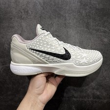 Nuove scarpe da ginnastica da