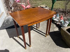 Coppia di tavolini da nido