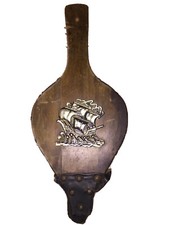 Antico camino ad aria in legno vintage soffiatore manuale con nave su onde