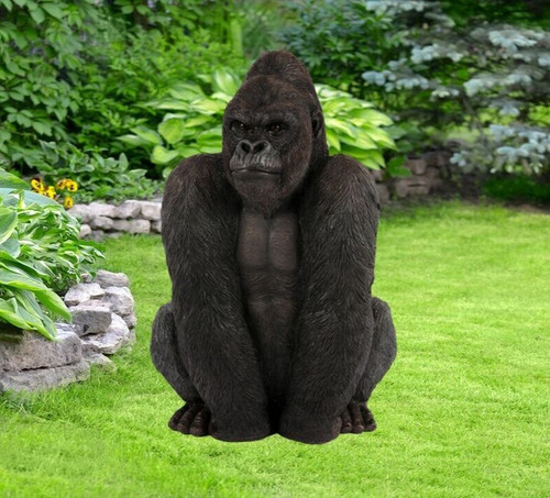 Gorilla seduto giardino