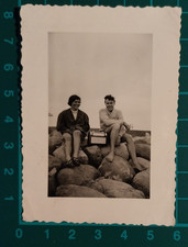 PHOTO FOTO DONNA E UOMO MARE SUI MASSI PORTA PRANZO  1940 - 50 C. ( F 37 )