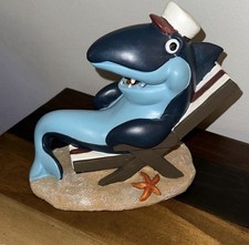 Statuina squalo rilassante su sedia da spiaggia cappello marinaio decorazione nautica tema costiero