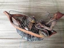 PESCATORE IN BARCA SULLE ONDE