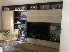 Mobile contenitore a tutta parete in legno bicolore  nero e beige laccato lucido