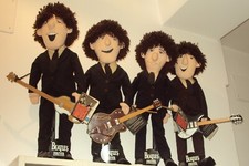 The Beatles Forever Applause Dolls 1987 include strumenti e supporti vintage