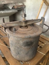 Antica pentola a pressione in ferro massiccio