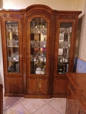 Sala da Pranzo completa con vetrina, credenza, tavolo e sedie color radica.