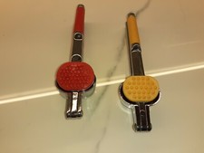 2 SPREMI AGLIO SCHIACCIA AGLIO -  uno rosso & uno giallo  - due schiaccia aglio 