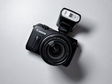 Canon EOS M + 18-55mm Kit - 1