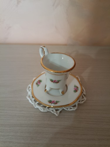 Vecchia tazzina con piattino