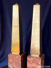 Coppia di Grandi Obelischi in Ottone su Basi in Marmo Rosso - Italia XX sec.