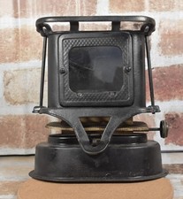 Antica stufa in ferro triste