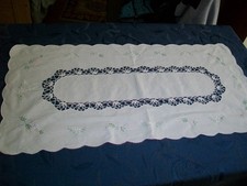 CENTRO RETTANGOLARE COTONE CON INSERTI E RICAMI, CM 72 X 36