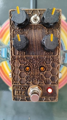 Fuzzly bee fuzz - bee,