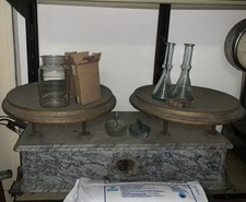 Bilancia a due piatti inizio