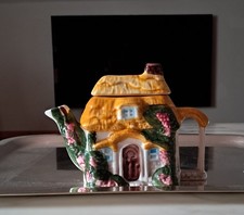 TEIERA STILE INGLESE IN CERAMICA A FORMA DI COTTAGE 