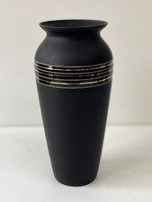 Vecchio vaso in vetro nero