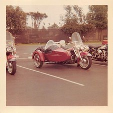 Moto d'epoca 1968 Harley Davidson Electra Glide Sidecar anni 60 foto rossa