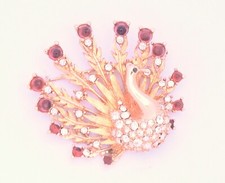 Spilla bigiotteria vintage Pavone con strass bianchi e rossi tono oro 