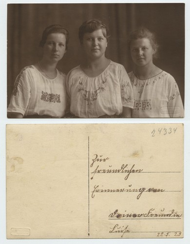 111611 tre giovani donne - tre,
