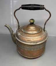 Antica teiera rustica in latta