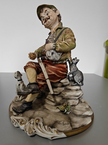 Statuetta raffigurante - statuetta,