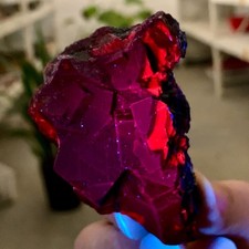 148G Rosa Nera Naturale Cubo Fluorescente Esemplare di Fluorite Bagliore Sotto Luce UV