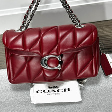 Borsa a tracolla Coach Tabby 20 con cuscino trapuntato rosso rubino scuro CP149 nuova con etichette