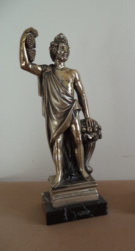 Scultura classica uomo con uva